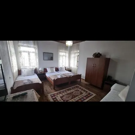 Loykas Rooms *
